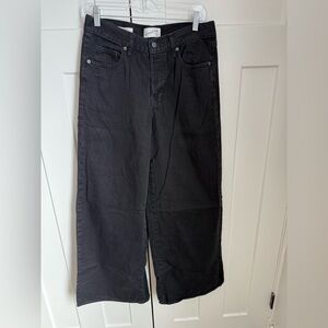 Universal thread mid rise super wide leg jeans in black. Size 6. Euc.